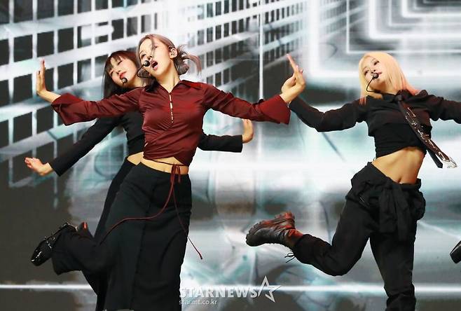 걸그룹 미미로즈(mimiirose)가 16일 오후 서울 광진구 예스24라이브홀에서 진행된 데뷔 앨범 'AWESOME' 발매기념 쇼케이스에서 신곡을 선보이고 있다. 가수 임창정이 프로듀싱한 첫 걸그룹 '미미로즈'의 데뷔 앨범에는 타이틀곡 '로즈'(Rose)를 비롯해 '루루루'(Lululu), '킬 미 모어'(Kill Me More), '로즈' 인스트루먼탈 버전까지 총 4곡이 수록됐다. /2022.09.16 /사진=이동훈 기자 photoguy@