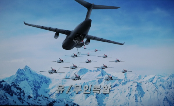 한국형 대형수송기인 쌍발 제트수송기 개념도. 무인기와 함께 비행하는 유·무인복합(MUM-T) 개념 개발도 추진된다. 한국항공우주산업 제공