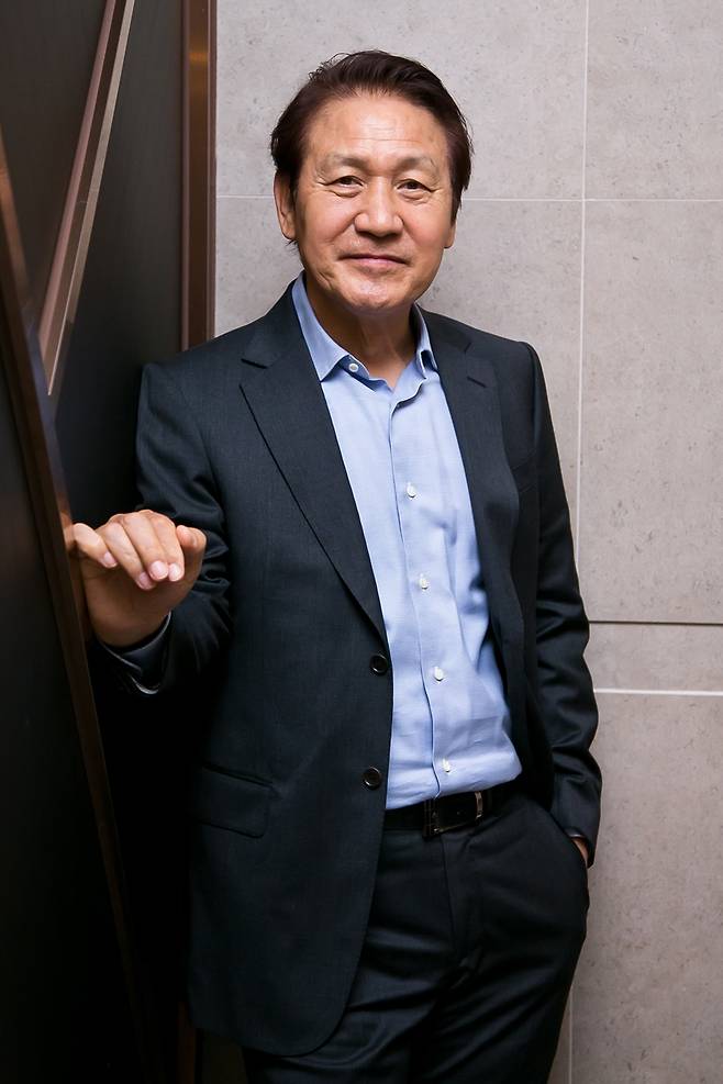 Actor Ahn Sung-ki (70) is still impressed by the dignity of National Actor, which is still during the blood cancer battle.Ahn Sung-ki was shocked to learn that he was battling blood cancer for about a year on the 17th.After chemotherapy, my head is missing and I wear Wig and digest the external schedule.Ahn Sung-ki Actor is currently in the process of treating blood cancer and is improving as much as you usually manage it, said Ahn Sung-ki, an artist company. We will concentrate on recovery and treatment so that we can greet you with a healthy appearance.Ahn Sung-ki also said he was devastated for more than a year with a blood cancer and was treated for cancer and recently had a better health and was able to go out.If you take off Wig with chemotherapy, you can not work with this head, and I will return to a more healthy shape, he said.Ahn Sung-ki was healthanomaly after he was shown attending the opening ceremony of Bae Chang-Ho director SEK which opened on the 15th.Ahn Sung-ki, who was caught with a somewhat swollen face and a Wig, expressed his feelings in a more locked voice than usual.Well, I dont think I can watch (the movie) like this now, said Ahn Sung-ki, who was in the stage greeting of Kobang neighborhood people. It makes me feel excited to see this movie again in 40 years.It is said that the fact that the health condition of Ahn Sung-ki is not widely known even though he has been battling the past year has greatly contributed to his intention not to worry about it.I have respected the will of Ahn Sung-ki as well as my agency, and I have responded to it at a minimum.Among them, Ahn Sung-ki is a back door that he said he would attend the SEK exhibition with a special relationship with Bae Chang-Ho, who has been in a relationship for more than 40 years.He has been in a special breath since appearing in the directors debut film Kokbang Neighbors, Deep and Blue Night, Whale Hunting, and Happy Young Day.It is also a friend of a year old difference between director and a friend.Ahn Sung-ki is battling cancer, but he will not only greet the stage, but will also attend the movie Deep and Blue Night GV on the afternoon of the 17th and talk about the movie with Audience.It is a big adult in the film industry and a big man, and it reveals the aspect of National Actor who has taken many filmmakers.A movie official said, I did not participate in the Hansan stage greetings released in July, but fortunately, I am getting better after the treatment so that I can attend this stage greeting and GV.Born in 1952, Ahn Sung-ki is a National Actor who has made his debut in 1957 as a movie Twilight Train and has been active in more than 70 works.Even after the 2020 healthanomaly, he has continued his active work until paperology in the name of his son, casiopea and Hansan: the emergence of dragons.Cheering waves of fans who are relieving in the news of Ahn Sung-kis cancer are also continuing.