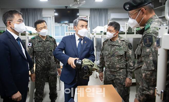 지난 5월 이종섭 국방부 장관이 취임 이후 논산 육군훈련소를 찾아 병영생활관에서 훈련병들의 초도보급품을 확인하고 있다. (사진=국방부)