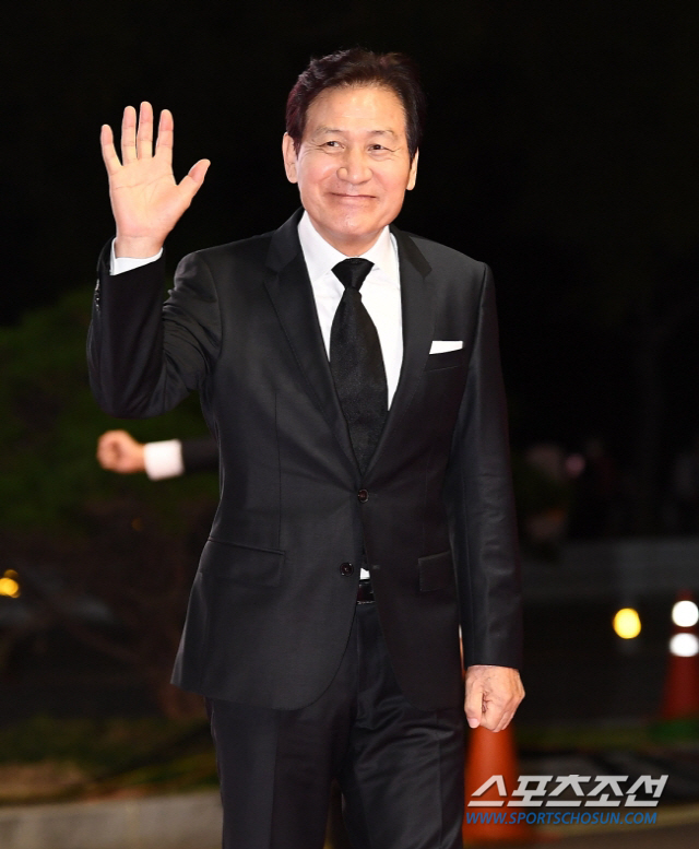National Actor Ahn Sung-ki has been fighting the disease for more than a year Confessions.He promised to return to the public with a healthy illness called blood cancer, which he had reassured the public for being overworked even two years ago.The news of the health deterioration of Ahn Sung-ki began on the 15th.Ahn Sung-ki, who attended the opening ceremony of Bae Chang-Ho Director SEK held at CGVApgujeong in Gangnam-gu, Seoul, attracted a lot of attention.He was not seen at the time of his new film Hansan: The Appearance of Dragons (director Kim Han-min), which was released this summer, and he received much attention as it was an official event that appeared in public for a long time.However, Ahn Sung-ki, who appeared in the opening ceremony, attracted attention with a look that was too different from the National Actor we knew.Ahn Sung-ki, who was on stage with the support of his colleague Kim Bo-yeon with his swollen face and locked voice as well as his hairstyle, was once again caught up in the health ideal.Ahn Sung-kis agency artist company said, It is unfounded in the health ideal, but after attracting public attention every day, it eventually evolved by confessions of its own illness.Ahn Sung-ki said in a Chosun Ilbo on the 16th, Blood cancer has occurred and has been battling for more than a year.I was able to go out because my health was getting better recently after receiving chemotherapy, he said. I went late (to get chemotherapy) during the funeral of the late Kang Soo-yeon in May.Now the health is getting better. The Hansan stage greetings were not possible because of the head.I can not work with this head and I will come back to a more healthy figure. The news of the blood cancer battle of National Actor Ahn Sung-ki was simply a shock itself.Two years ago, he was hospitalized due to poor condition and overwork, suspended all activities and was treated for 10 days before the release of Paper Flower (20, directed by Goh Hoon), and he had a break after the release of Paper Flower and had a break and made a comeback with In the Name of Son (directed by Lee Jung-guk), which was released in May last year.Ahn Sung-ki, who did not express any of the illnesses, said in an interview In the name of his son, Health management has been exercising since he was young.I can not bear to get a little heavy and I try to keep my weight similar all the time by exercising. I am in great shape now. However, the fact that the fact that the cancer was not a mild overwork, but a secret cancer, was even more shocking to the public.The agency also admitted the fact that it was difficult for Ahn Sung-ki to fight against illness Confessions.Ahn Sung-ki is currently undergoing blood cancer treatment and is improving as much as usual.We will focus on recovery and treatment to meet with the public in a healthy way. We will do our best to help Actor recover health. Ahn Sung-ki, who was not easy to tell about the illness, did not hide the National Actor anymore.He kept his scheduled promises on the weekend, even under the hot interest and burden of the public, which was a tumultuous battle with the Confessions.Communicating with Audience while attending Deep and Blue Night GV (conversation with Audience), which was one of the SEK matches directed by Bae Chang-Ho.Deep and Blue Night is a 1985 release that was co-directed by Bae Chang-Ho and Ahn Sung-ki.In addition to Deep and Blue Nights, director Bae Chang-Ho and Ahn Sung-ki are also cinematic comrades who have collaborated on many works, including The People of the Kobang Community (82) Flowers of the Equator (83) Hwang Jin-yi (86) Happy Young Day (87) Hello God (87).Ahn Sung-ki remained loyal, attending the opening ceremony and GV, even though he was battling to celebrate the 40th anniversary of director Bae Chang-Ho.As well as director Bae Chang-Ho, Ahn Sung-ki has been doing his best to inform and introduce his work as long as his body allows him to do so while he has been battling.Especially, the smaller the movie, the more I walked my arms and then the National Actor was the leader in informing Audience of the work.National Actor Ahn Sung-ki told Deep and Blue Night GV: For me, film is all my thing, its not easy to leave the movie and think about something else.I love and like movies a lot. I want to continue talking through movies. The sad news of Ahn Sung-ki, who is never sorry for the National Actor modifier.Public support and prayers are pouring in, hoping to return to the screen in a fast time.
