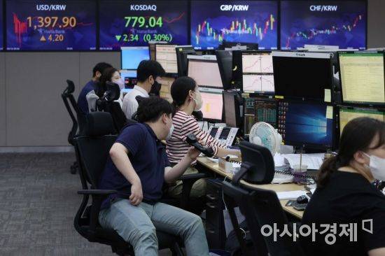 원·달러 환율이 상승 출발한 16일 서울 을지로 하나은행 딜링룸에서 딜러들이 업무를 보고 있다. /문호남 기자 munonam@