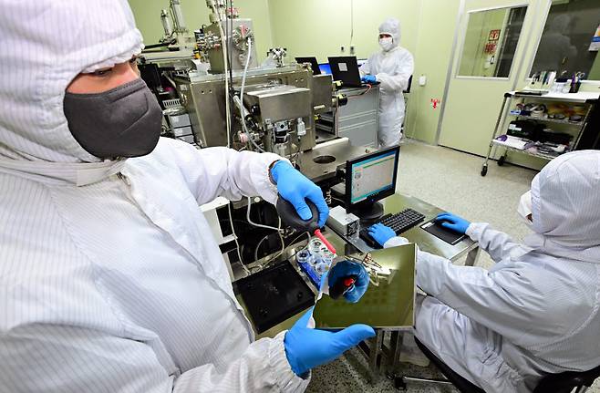 연구원이 EUV 마스크 정밀 검사를 위해 EUV 마스크 검사장치 내부의 정렬 시스템을 조절하여 EUV 광의 경로와 EUV 마스크 위치를 통제하고 있다. 이동근기자 foto@etnews.com