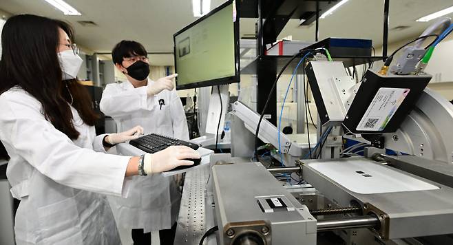 연구원이 테라헤르츠 파를 이용한 반도체 패키징 비파괴검사를 하고 있다.