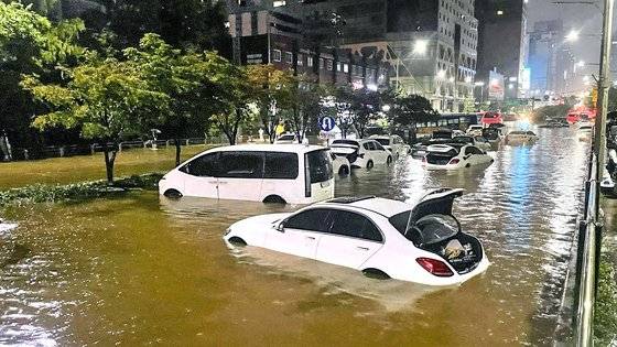 지난달 8일 집중 호우로 서울 강남역 사거리 교대 방향 도로가 침수돼 있다. 뉴스1