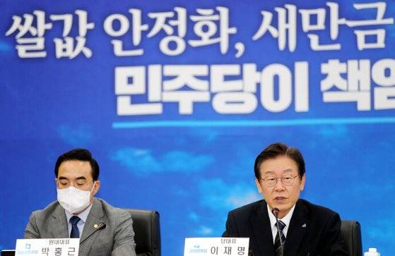 야당은 영빈관 신축 논란에 대해 윤석열 대통령의 철회 발표 전 "예산을 전액 삭감하겠다"고 밝히며 공세를 높였었다. 사진은 지난 16일 이재명 더불어민주당 대표가 전북도청에서 열린 최고위원회 회의에서 발언하는 모습. 왼쪽은 박홍근 원내대표. 연합뉴스