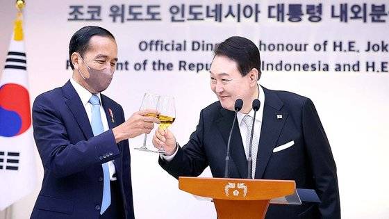 7월 28일 윤석열 대통령과 조코 위도도 인도네시아 대통령(왼쪽)이 대통령실 2층 다목적홀에서 열린 만찬 행사에서 건배를 하고 있다. 행사 뒤 해당 시설이 정상 만찬 행사로는 국격에 맞지 않는다며 영빈관 신축 논의가 본격화 됐다고 한다. 대통령실사진기자단
