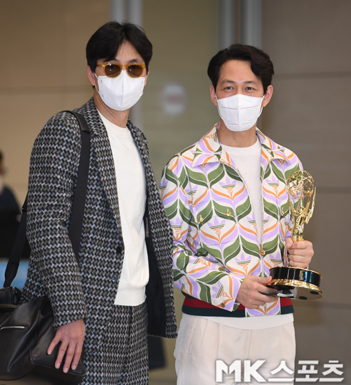 Actor Lee Jung-jae, who won the Best Actor Award for Squid Game at the 74th Primetime Emmy Award for Outstanding Comedy S Emmy Awards on the afternoon of the 18th, returned home through Incheon International Airport.On his way home, Lee Jung-jae returned home with his best friend Jung Woo-sung.Lee Jung-jae released the Emmy Awards trophy in front of a lot of fans and reporters after returning home.Lee Jung-jae then received a lot of cheers and applause from fans who visited the airport with photo time with his best friend Jung Woo-sung.Lee Jung-jae and Jung Woo-sung posed for fans and reporters while a female fan shouted out Celebrity first and Good-looking Lee Jung-jae and Lee Jung-jae could not bear to laugh and greeted the female fan with a smile.I sketched Lee Jung-jaes golden fantasy.
