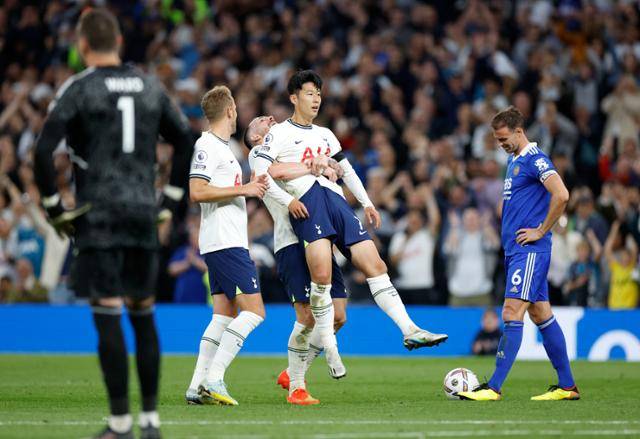 손흥민(토트넘 홋스퍼)이 17일 영국 런던의 토트넘 홋스퍼 스타디움에서 열린 잉글랜드 프리미어리그(EPL) 8라운드 레스터시티와 경기에서 해트트릭을 기록한 세 번째 골이 '온 사이드' 판정을 받자, 피에르-에밀 호이비에르가 손흥민을 번쩍 들어 올리고 있다. 로이터 연합뉴스