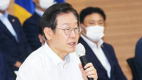 이재명 더불어민주당 대표가 지난 16일 전북 김제시 농업인교육문화지원센터에서 가진 농민단체 대표들과 간담회에서 발언하고 있다. 연합뉴스