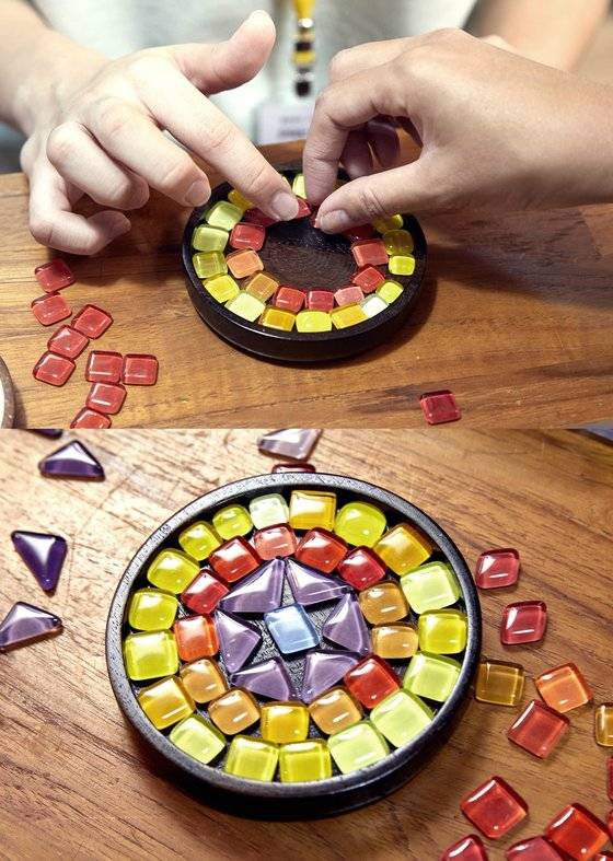 타일을 티코스터 표면에 채울 때는 살살 흔들었을 때 타일들이 제 위치를 유지할 정도로 빽빽하게 메워야 한다.