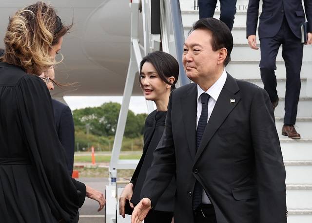 윤석열 대통령과 부인 김건희 여사가 18일(현지시간) 영국 런던 스탠스테드공항에 도착해 관계자들의 영접을 받고 있다. 연합뉴스