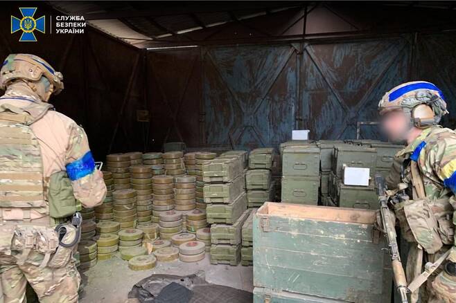 우크라이나 국가보안국(SBU)이 사진으로 공개한 러시아군이 버리고 간 탄약 등 군장비들
