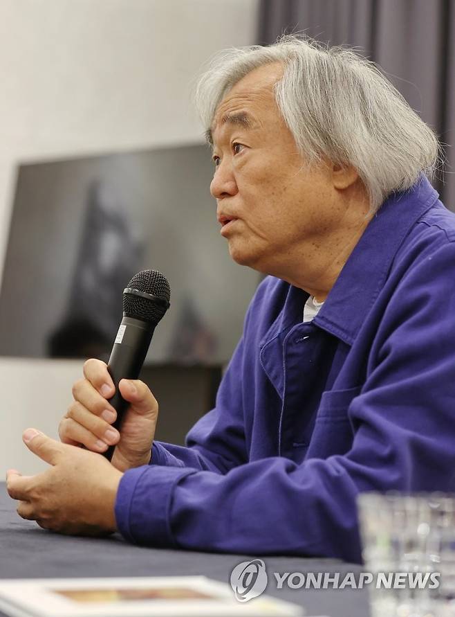 '그라나도스-고예스카스' 앨범 발표한 백건우 (서울=연합뉴스) 이재희 기자 = 피아니스트 백건우가 19일 오후 서울 서초구 스타인웨이 갤러리에서 열린 '앨범 발매 및 공연' 기자간담회에서 질문에 답하고 있다. 2022.9.19 scape@yna.co.kr