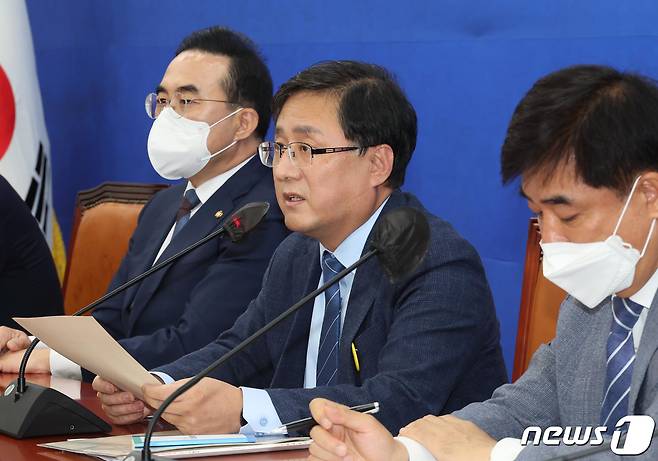 김성환 더불어민주당 정책위의장이 15일 서울 여의도 국회에서 열린 정책조정회의에서 모두 발언을 하고 있다. (공동취재)/뉴스1 ⓒ News1 유승관 기자