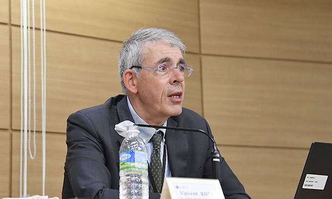 빈센트 코엔(Vincent Koen) OECD 경제검토국 부국장이 19일 정부세종청사에서 열린 OECD 2022년 한국경제보고서 브리핑에서 주요 내용을 발표하고 있다. 기획재정부 제공