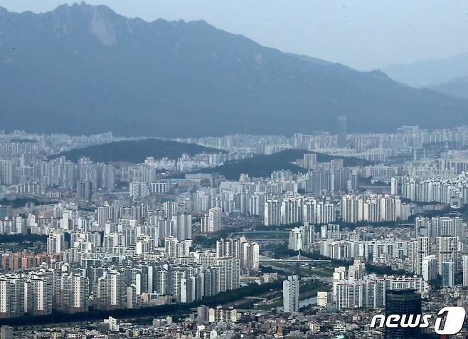 서울 송파구 롯데월드타워 전망대 서울스카이에서 바라본 강북지역 아파트 단지. (자료사진) 2022.9.15/뉴스1 ⓒ News1 구윤성 기자