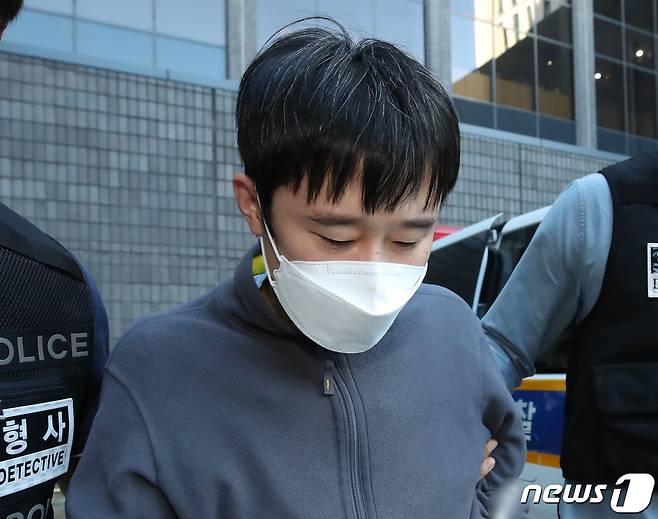 '신당역 스토킹 살인사건'의 피의자 전주환이 21일 오전 서울 서초구 서울중앙지방검찰청으로 송치되고 있다. 2022.9.21/뉴스1 ⓒ News1 송원영 기자