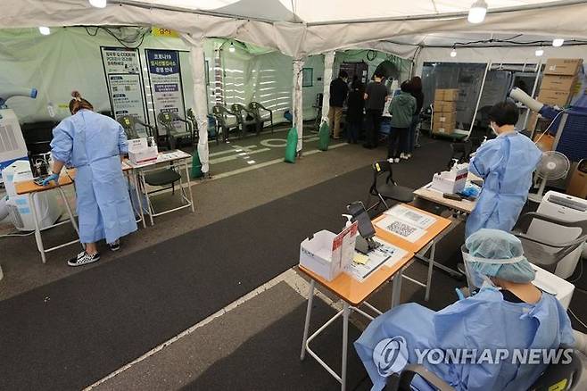 21일 오전 의료진들이 한산한 서울 서대문구 보건소 선별진료소에서 대기하고 있다. ⓒ연합뉴스