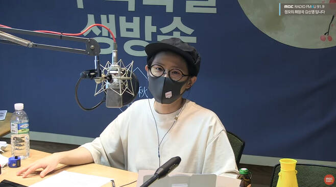 DJ Kim Shin-Young mentioned Lee Seok Hoons son on MBC FM4U Noon Hope Song Kim Shin-Young broadcast on the 21st (Wednesday).On this day, DJ Kim Shin-Young talked to listeners on the theme of I am over-immersion. I am over-immersion.My nephew was born a few days ago and it is so beautiful to be squeaky that I see pictures 100 times a day.I am waiting for the day to shout my aunt, said one listener. A while ago, Lee Seok Hoons son came.He was five years old, and he was so good at talking, doing hearts, and doing the best. The baby was loved.Kim Shin-Young said, There are many nephews in MBC. Many moms and dads are DJing.Usually I give 20,000 won for my allowance, but Lee Seok Hoons son was so beautiful that he gave 50,000 won.But as soon as I was surprised, I gave it to my mother. He said, There is a strong leadership of my mother. So when Lee Seok Hoon is finished, I go in like a knife.I felt that there was quiet but strong leadership. Lee Seok Hoon went well to the house, Kim Shin-Young said, Lee Seok Hoon is doing better after the house, and I knew why.The Noon Hope Song Kim Shin-Young is broadcast every day from 12:00 p.m. to 2:00 p.m. on MBC FM4U (91.9 MHz in the metropolitan area), and can be heard through PC and smartphone applications mini.iMBC  Screen Captured Radio