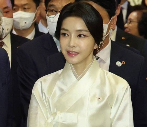 김건희 여사가 20일(현지시간) 미국 뉴욕 시내 한 연회장에서 열린 동포간담회에 한복을 입고 입장하고 있다. 사진=연합뉴스