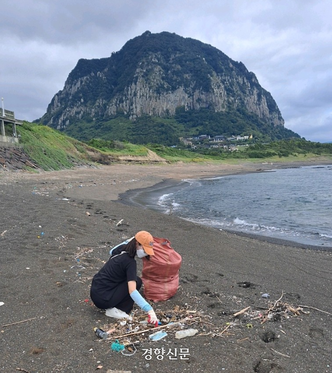 사계리 해안에서 쓰레기를 줍고 있는 비치코인 캠페인 참가자. 안덕면 제공