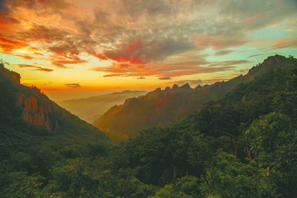 이른 아침 한계령휴게소에서 본 일출 풍경. 오른쪽 칠형제봉과 구름이 노을에 붉게 물들어 있다.