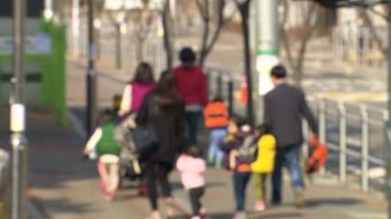 가족들이 아이와 함께 하원하는 단란한 가족의 모습, 기사와 무관. 청주방송 DB