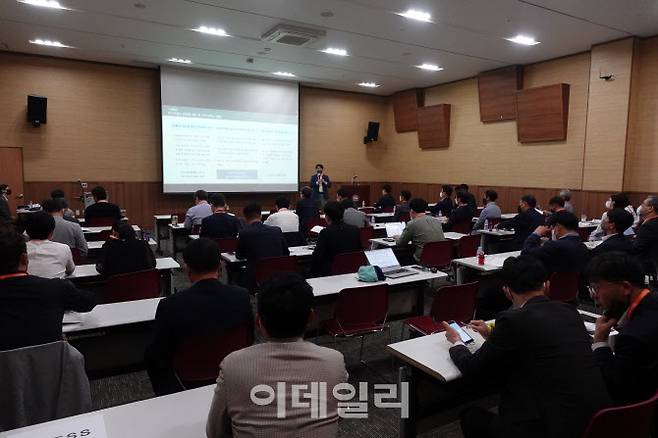 김용희 오픈루트 박사가 22일 광주 김대중컨벤션센터에서 열린 ‘광주 에이스페어 2022’ 행사에서 ‘SO 지역성 성과 가치 정량화 제고 방안’에 대해 강연하고 있다.