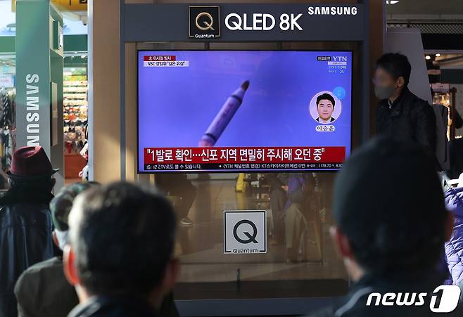 서울역에서 시민들이 북한 미사일 발사 관련 뉴스를 바라보고 있다. 2021.10.19/뉴스1 ⓒ News1 박세연 기자