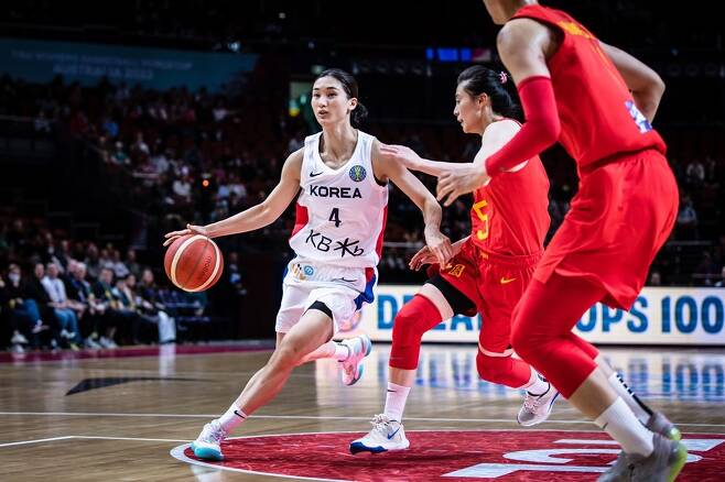한국 여자농구 대표팀이 FIBA 여자농구월드컵 A조 조별리그 1차전에서 중국에 대패했다.(FIBA 제공)