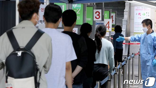 22일 오전 서울 용산구보건소 신종 코로나바이러스 감염증(코로나19) 선별진료소를 찾은 시민들이 검사를 받기 위해 줄을 서고 있다. /뉴스1
