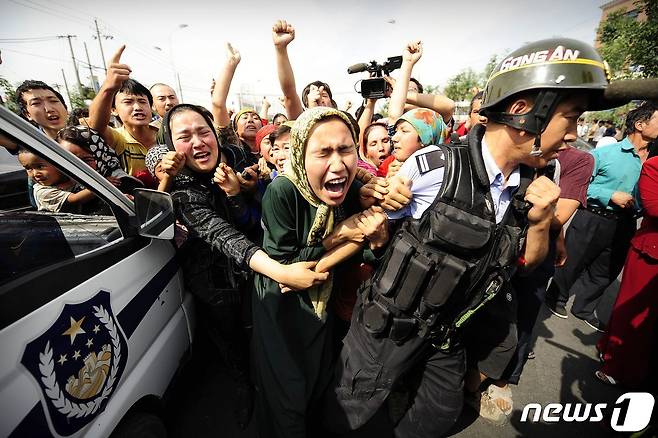 독립을 주장해온 중국 신장 자치구 소수민족 위구르인들이 정부에 항의 시위를 벌이는 모습. ⓒ AFP=뉴스1 ⓒ News1 최서윤 기자