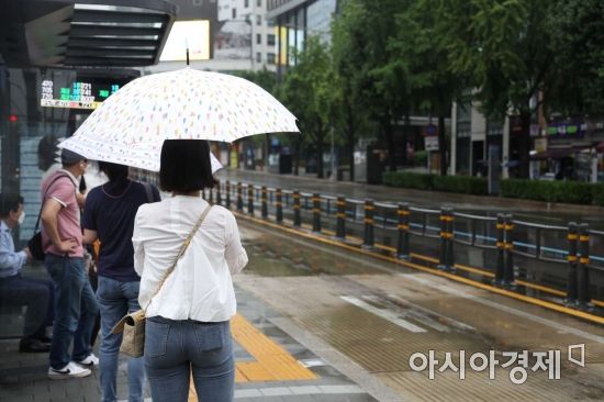 비가 내린 11일 서울 종로구 광화문 사거리에서 시민들이 출근길 발걸음을 재촉하고 있다. /문호남 기자 munonam@