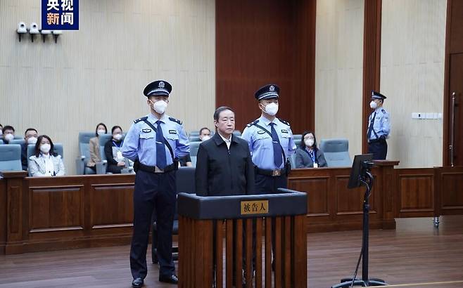 푸정화(가운데) 전 중국 사법부 부장(장관)이 22일 지린 창춘중급인민법원에서 뇌물 수수 등의 혐의에 대해 사형 집행유예형을 선고 받았다./중국 CCTV방송
