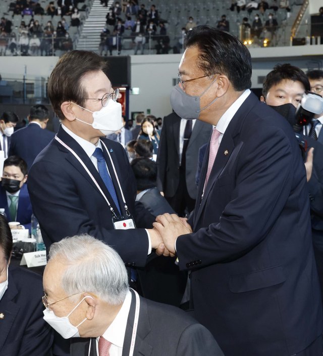 정진석 국민의힘 비대위원장(오른쪽)과 이재명 더불어민주당 대표가 20일 서울 장충동 장충체육관에서 열린 2022 세계지식포럼 개막식에서 인사를 하고 있다.