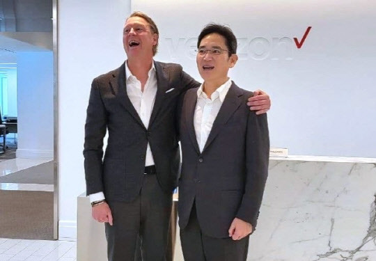 이재용 삼성전자 부회장이 2021년 11월 17일(현지시간) 미국 버라이즌 본사에서 한스 베스트베리 버라이즌 CEO와 만나 사진을 찍고 있다.  삼성전자 제공