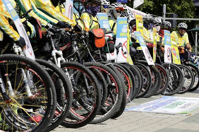 서울시 ‘차 없는 날’인 22일 오전 국회 앞에서 녹색자전거봉사단연합과 한국자전거단체협의회 회원들이 승용차 대신 자전거를 이용하자는 캠페인을 하고 있다. 김명진 기자