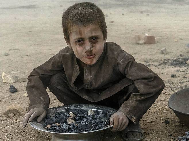 20일 아프가니스탄 수도 카불 외곽의 벽돌 공장에서 어린이들이 일하고 있다. 국제 구호단체는 아프간 어린이 노동이 최근 증가하고 있다며 우려하고 있다. 카불/AP 연합뉴스