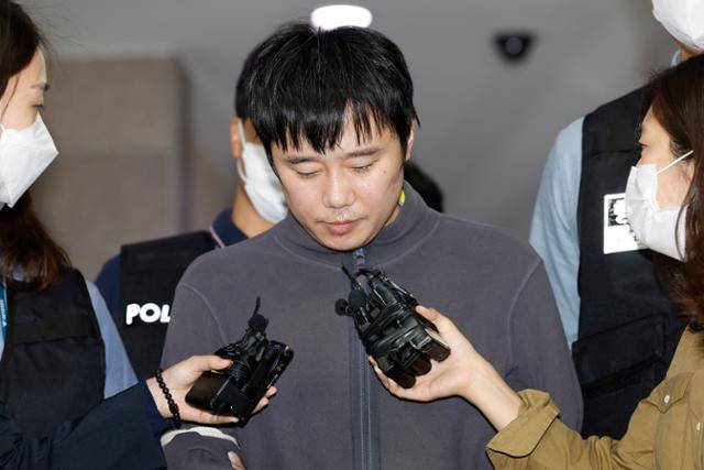 '신당역 스토킹 살인' 사건 피의자 전주환이 21일 서울 남대문경찰서 유치장에서 나와 검찰로 이송되기에 앞서 취재진 질문에 답변하고 있다. 연합뉴스