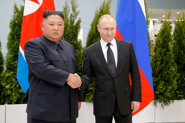 2019년 4월 25일 김정은(왼쪽) 북한 국무위원장이 러시아 블라디보스토크에서 블라디미르 푸틴 러시아 대통령과 만나 악수하는 모습. 블라디보스토크=AP 뉴시스