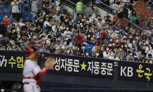 22일 오후 서울 송파구 잠실야구장에서 열린 프로야구 2022 신한은행 SOL KBO리그 롯데 자이언츠와 LG 트윈스의 경기, 3루 롯데 응원단의 야구팬들이 응원을 펼치고 있다. 뉴스1