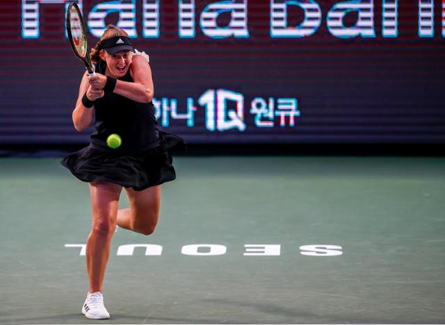 옐레나 오스타펜코가 22일 서울 송파구 올림픽공원 테니스경기장에서 열린 2022 하나은행 WTA 투어 코리아오픈 단식 16강전 아나스타시야 가사노바를 상대로 경기하고 있다. 뉴시스