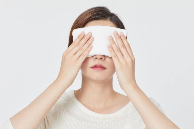 온찜질은 눈의 기름샘인 마이봄샘의 기름 배출을 돕는다./사진=클립아트코리아