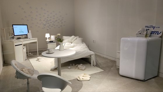 MZ세대의 라이프스타일을 새하얀 우유 컨셉트로 구성한 포토존 '밀키룸'. 사진 아츠스테이
