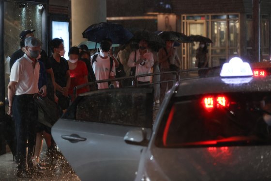 지난달 8일 저녁 서울 용산역 인근 택시 승차장에 택시가 들어오고 있다. 연합뉴스