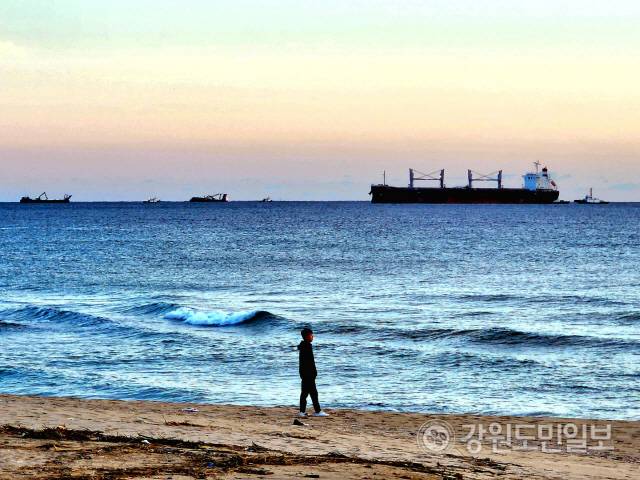 ▲ 강원 동해시 망상해상에서 수색중인 해군함정