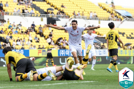 Sandro Lima of Gwangju FC, center, celebrates after scoring in a 3-2 victory against the Jeonnam Dragons on Sep.11 at Gwangyang Football Stadium in Gwangyang, South Jeonnam. [YONHAP]