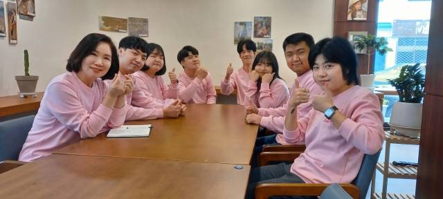 인천광민교회에서 주향(왼쪽) 목사와 청년들이 모여 연결 프로젝트 ‘연애부터 결혼까지’를 준비하고 있다. 참석 대상은 미혼남녀, 커플, 신혼부부 등이다. 인천광민교회 제공