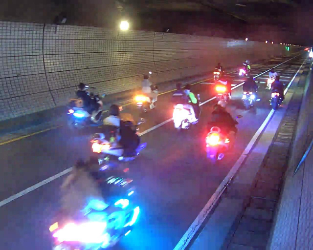 부산 시내 터널을 무리 운전 중인 폭주족 모습. 부산진경찰서